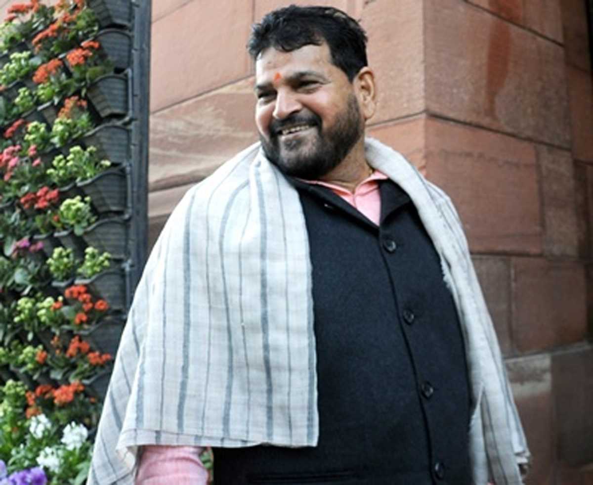 बृजभूषण के भतीजे पर जमीन हड़पने का मामला दर्ज